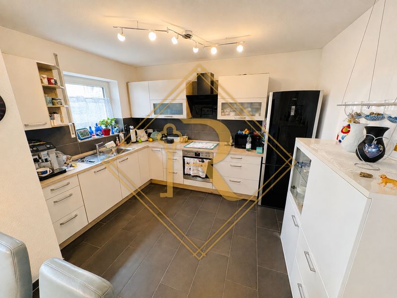 3,5-Zimmer-Wohnung mit Terrasse, Garten, Einbauküche, Aufzug und Garage